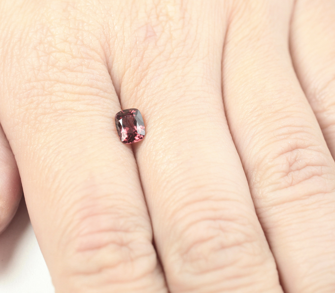 Оранжевато-красная шпинель 1,05 карата