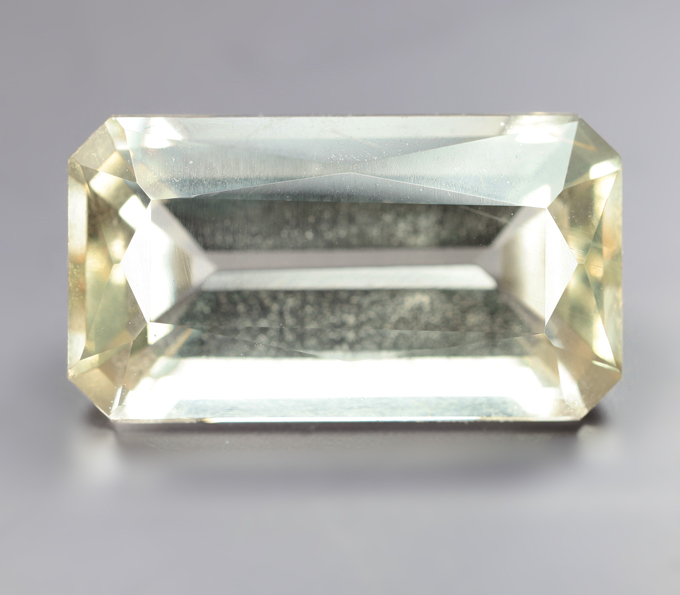 Крупный скаполит высокой чистоты 11,12 карата