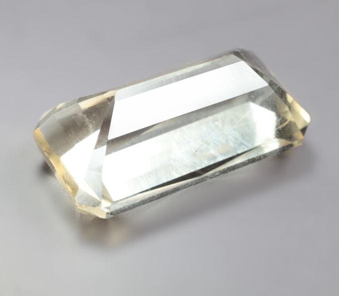 Крупный скаполит высокой чистоты 11,12 карата