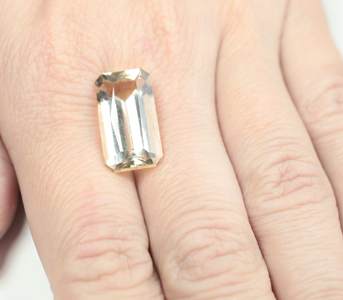 Крупный скаполит высокой чистоты 11,12 карата