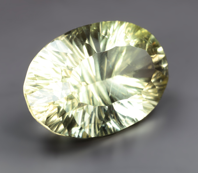 Чистейший крупный лимонный цитрин лазерной огранки 39,21 карата