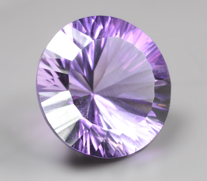 Чистейший крупный аметист лазерной огранки 27,58 карата