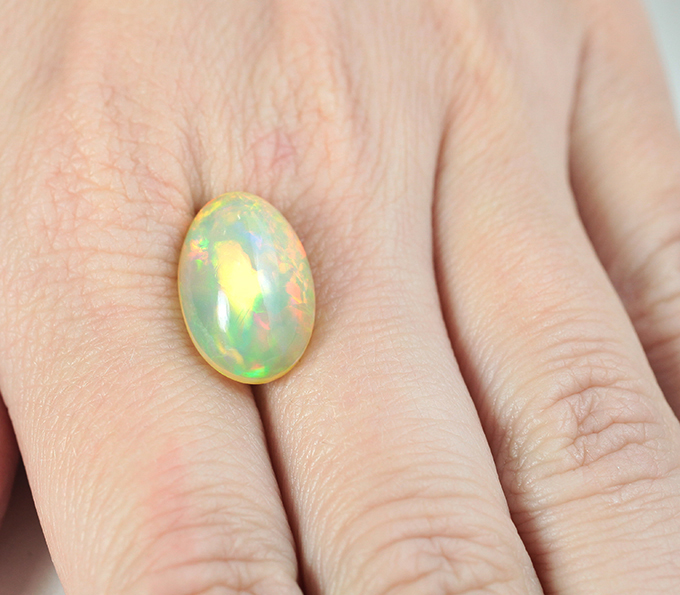 Крупный кристаллический эфиопский опал 5,42 карата