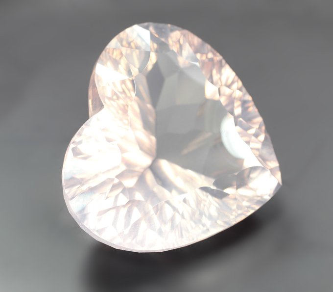 Крупный! Чистейший розовый кварц лазерной огранки 56,07 карата