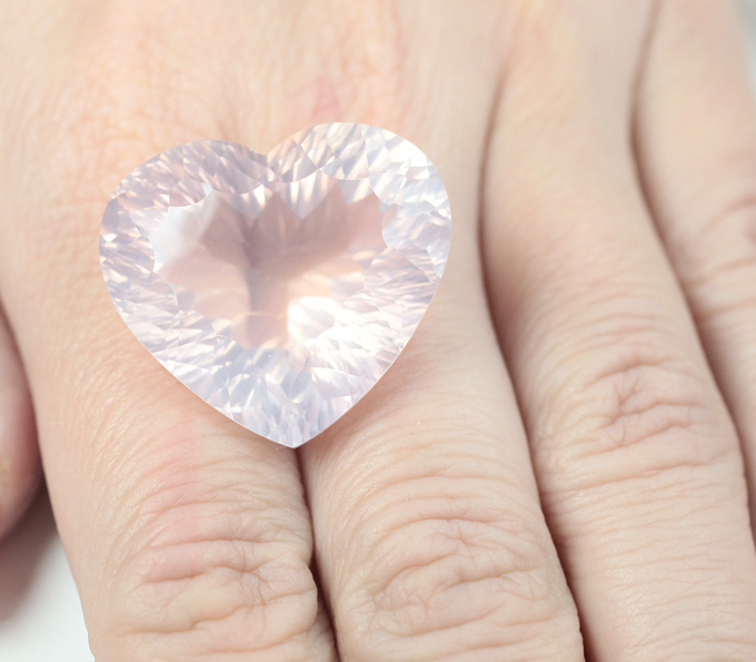 Крупный! Чистейший розовый кварц лазерной огранки 56,07 карата