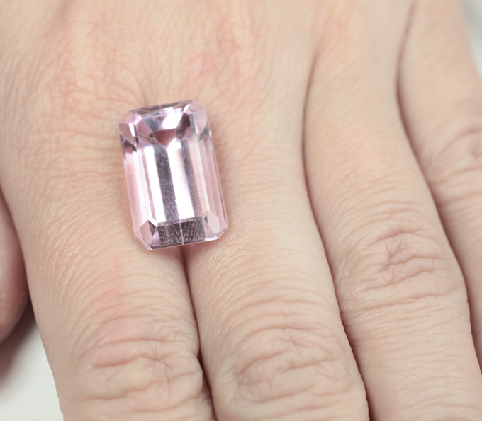 Чистейший крупный кунцит 19,71 карата