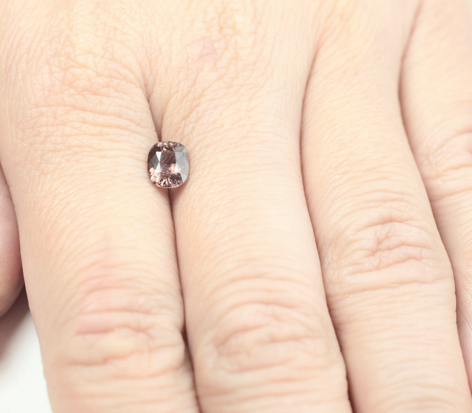 Гранат со сменой цвета 1,13 карата