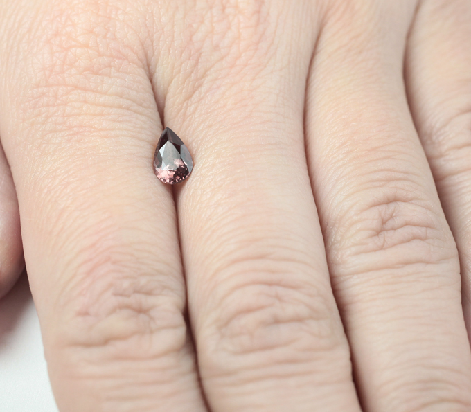 Гранат со сменой цвета 1,07 карата