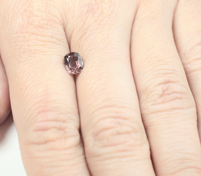 Гранат со сменой цвета 1,37 карата