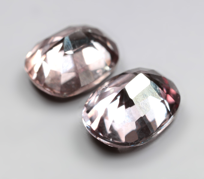 Редкая пара гранатов со сменой цвета 2,5 карата