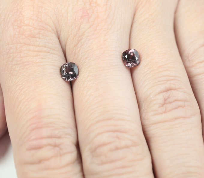 Редкая пара гранатов со сменой цвета 2,04 карата