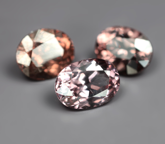 Редкий набор из 3 гранатов со сменой цвета 4,12 карата