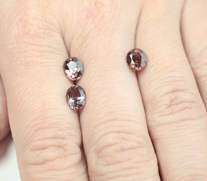 Редкий набор из 3 гранатов со сменой цвета 4,12 карата