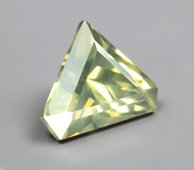 Авторская огранка! Желтовато-зеленый циркон высокой чистоты 2,43 карата