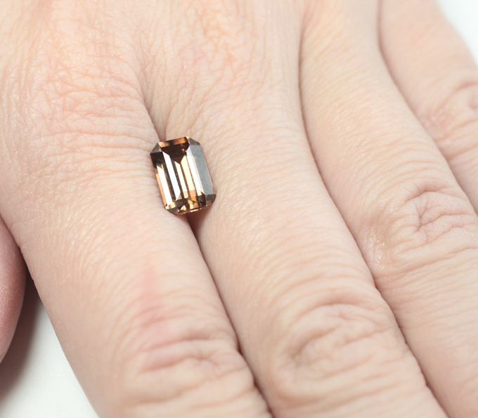 Оранжевато-желтый циркон высокой чистоты 3,4 карата