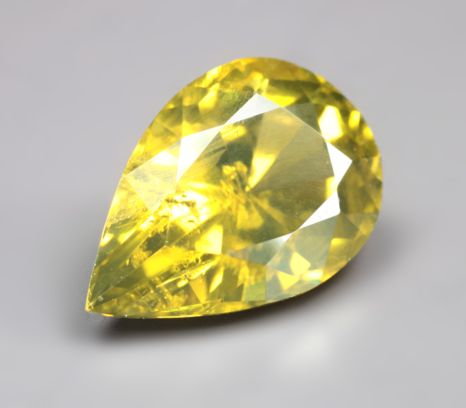 Яркий зеленовато-желтый циркон высокой чистоты 2,88 карата