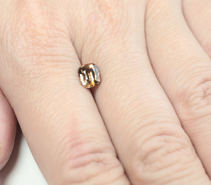 Оранжевато-желтый циркон 1,59 карата