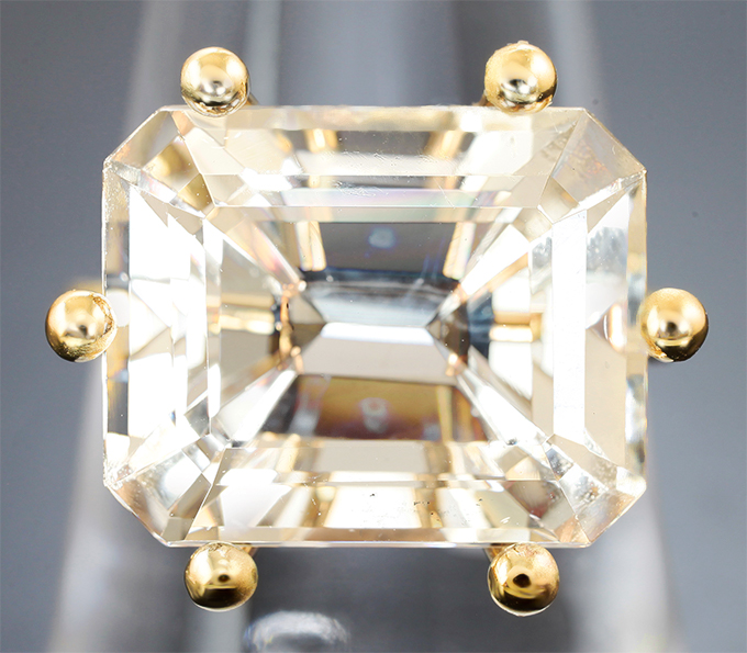 Кольцо с крупным скаполитом высокой чистоты 11,48 карата