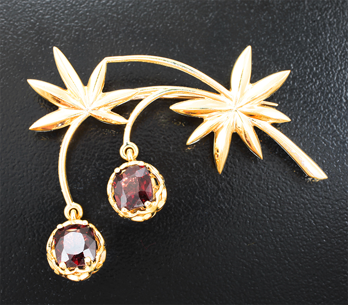 Золото Брошь с рубиновыми шпинелями 2,63 карата