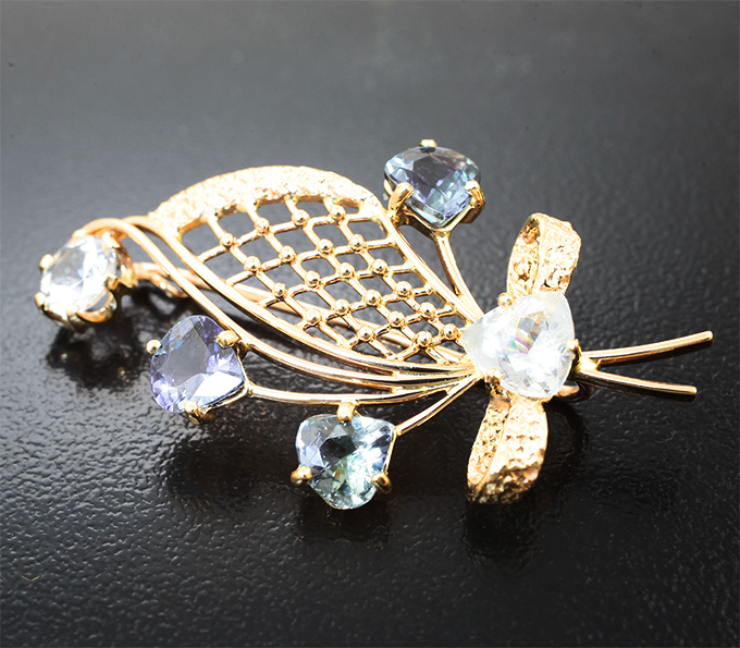 Брошь с цоизитами 2,19 карата и фенакитами 1,58 карата