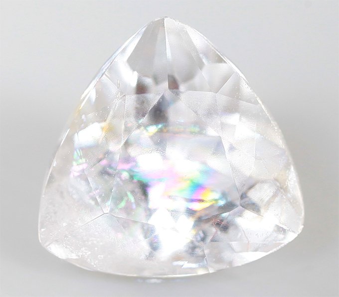 Брошь с цоизитами 2,19 карата и фенакитами 1,58 карата