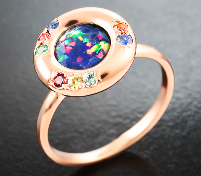 Золото Кольцо с ограненным черным опалом 1,04 карата, сапфирами и цаворитами