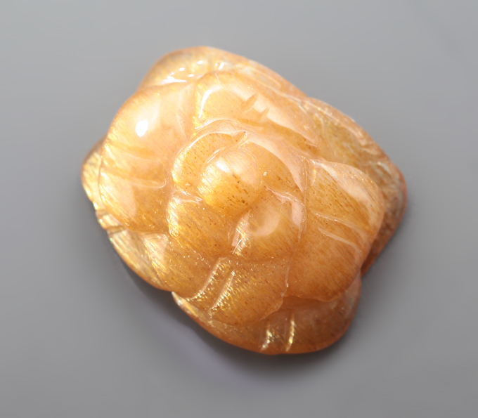 Резной солнечный камень 5,38 карата