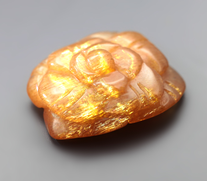 Резной солнечный камень 5,38 карата