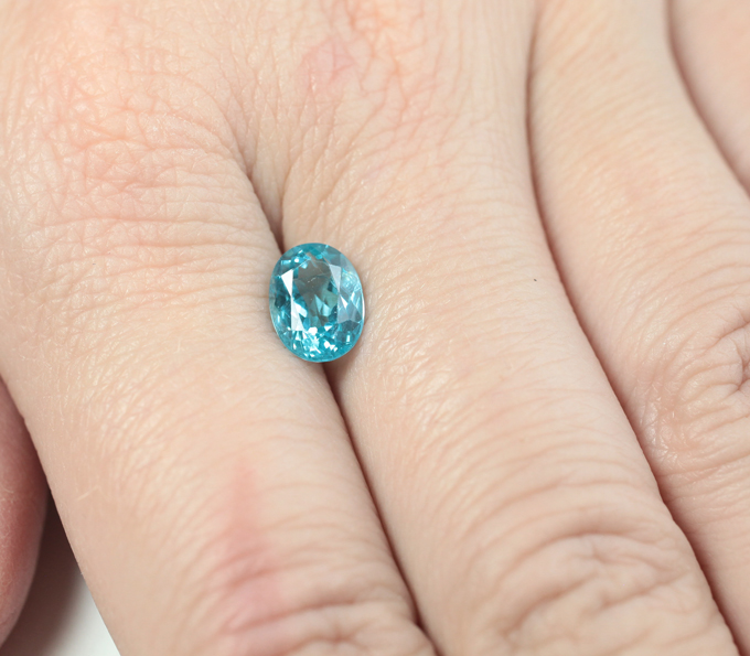 Яркий "неоновый" апатит 1,79 карата