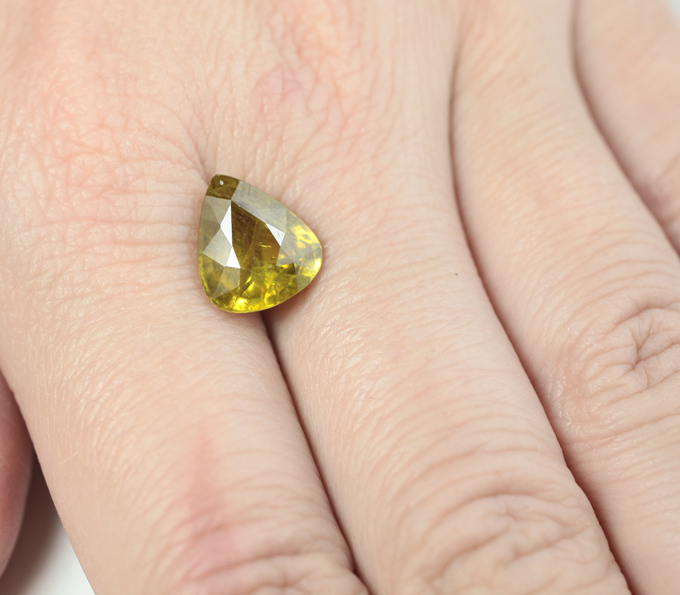 Крупный ярко-желтый сфен 4,47 карата