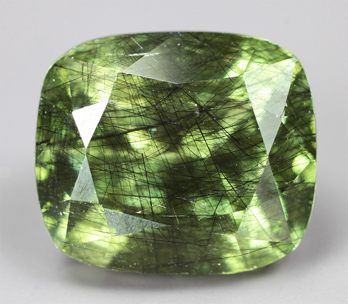 Коллекционный перидот с множественными включениями рутила 4,73 карата