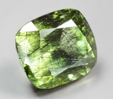 Коллекционный перидот с множественными включениями рутила 4,73 карата