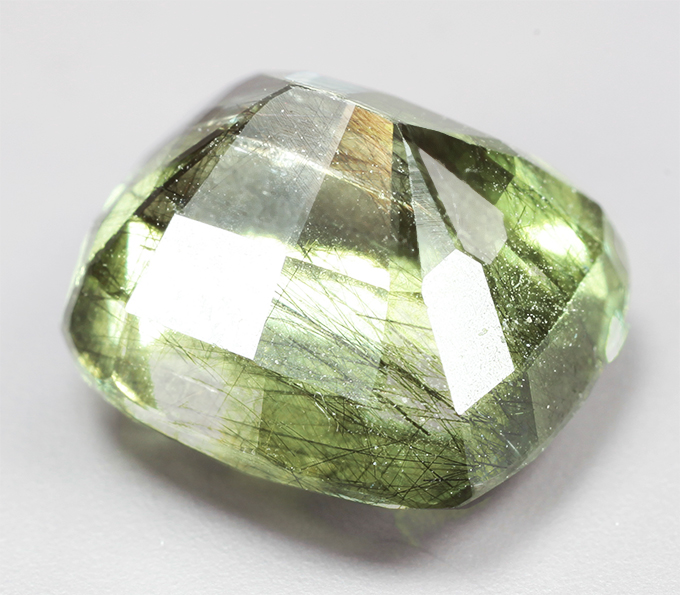 Коллекционный перидот с множественными включениями рутила 4,73 карата