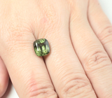 Коллекционный перидот с множественными включениями рутила 4,73 карата