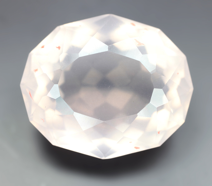 Чистейший крупный розовый кварц эффектной огранки 23,8 карата