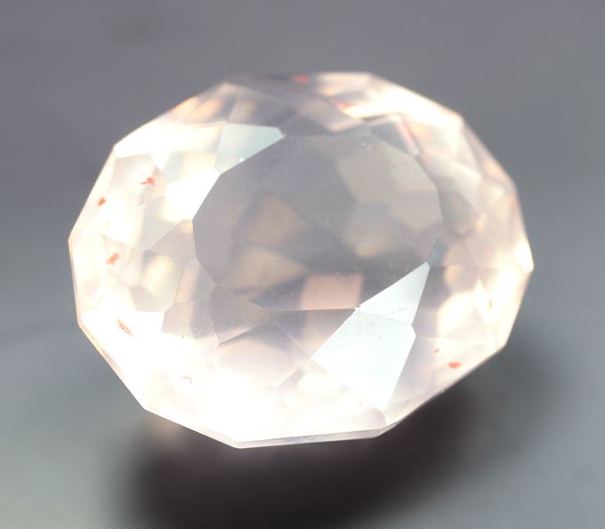 Чистейший крупный розовый кварц эффектной огранки 23,8 карата