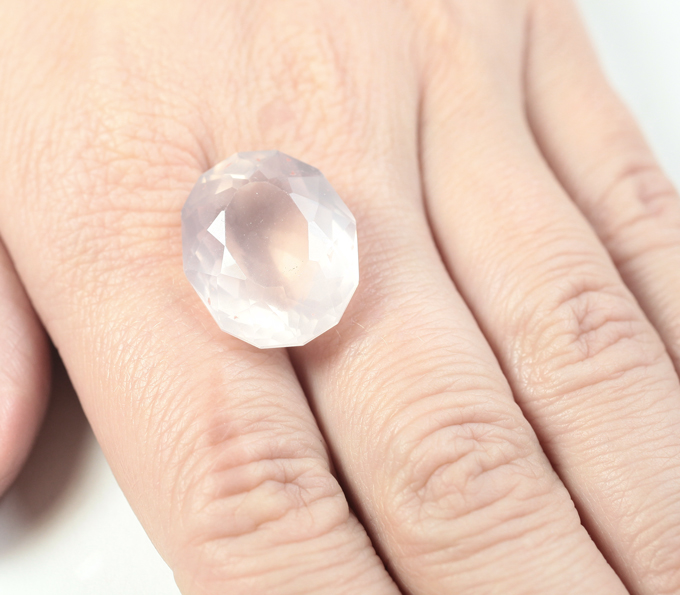 Чистейший крупный розовый кварц эффектной огранки 23,8 карата