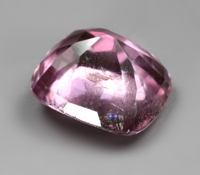 Пурпурная шпинель со сменой цвета 1,08 карата