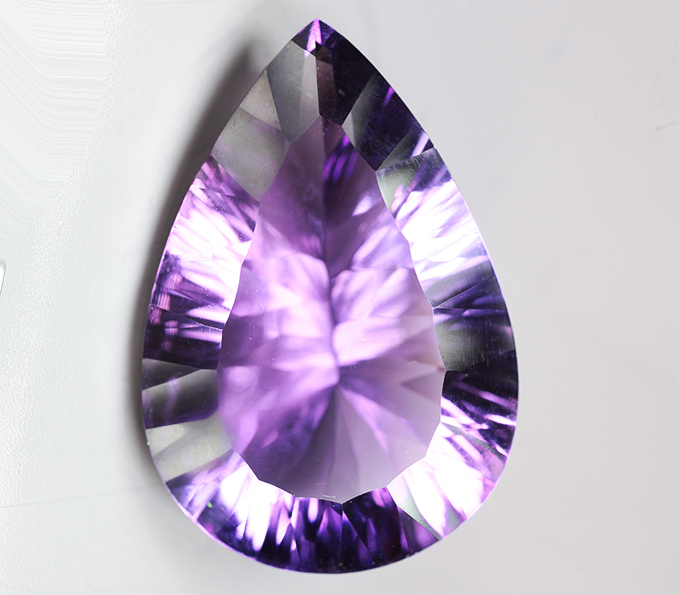 Чистейший крупный аметист лазерной огранки 21,72 карата