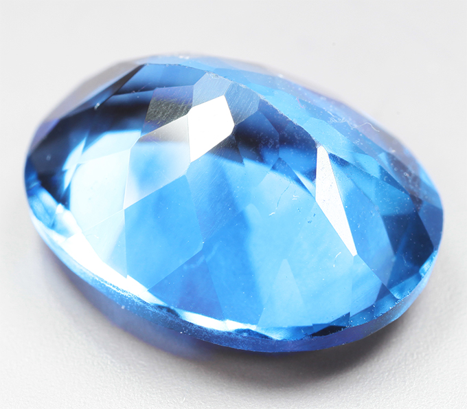 Крупный флюорит со сменой цвета 8,72 карата