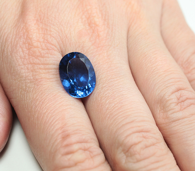 Крупный флюорит со сменой цвета 8,72 карата