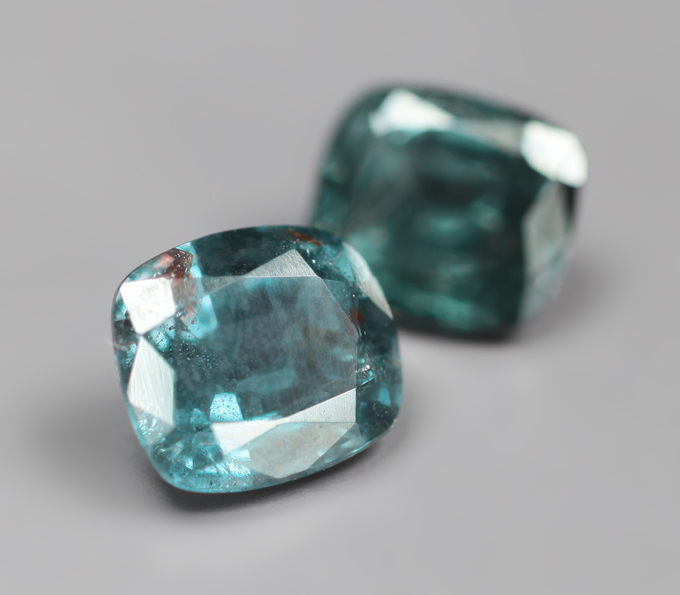 Редкость! Пара синевато-зеленых гранатов с александритовым эффектом 1,18 карата