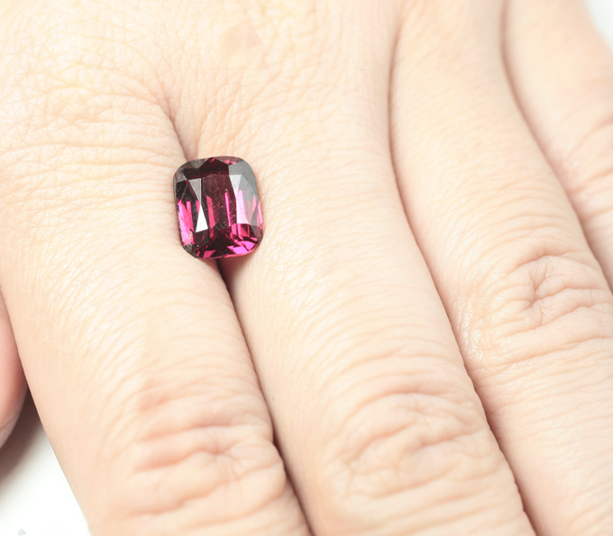 Крупный умбалит гранат высокой чистоты 4 карата