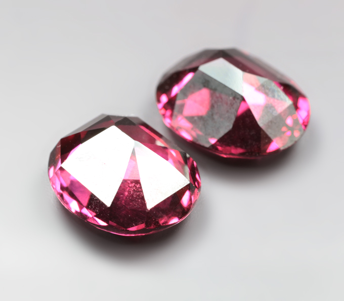 Редкая крупная пара чистейших  умбалитов гранатов 8,72 карата