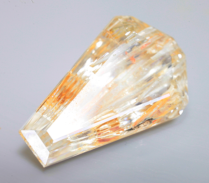 Кольцо с крупным бесцветным топазом с включениями рутила 33,17 карата 