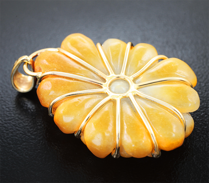 Кулон с крупным резным желтым нефритом 67,55 карата