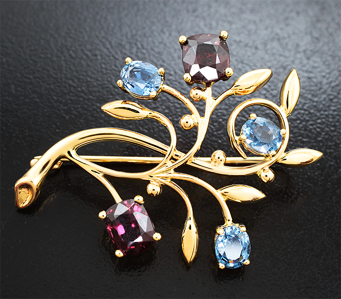 Золото Брошь со шпинелями 4,04 карата