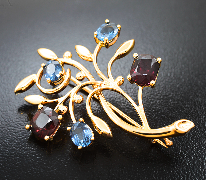 Брошь со шпинелями 4,04 карата