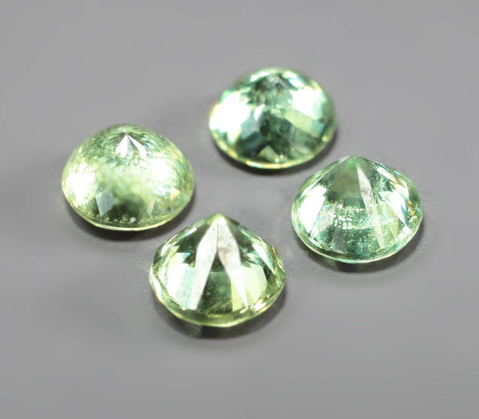 Редкий цвет! Набор из 4 мятно-зеленых уральских демантоидов 0,53 карата
