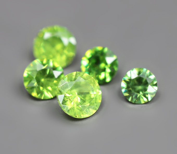 Высокая дисперсия! Набор из 5 уральских демантоидов 0,32 карата